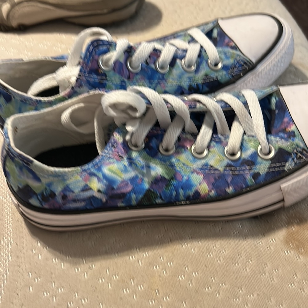 Converse women’s tennis shoes - Picture 3 of 5